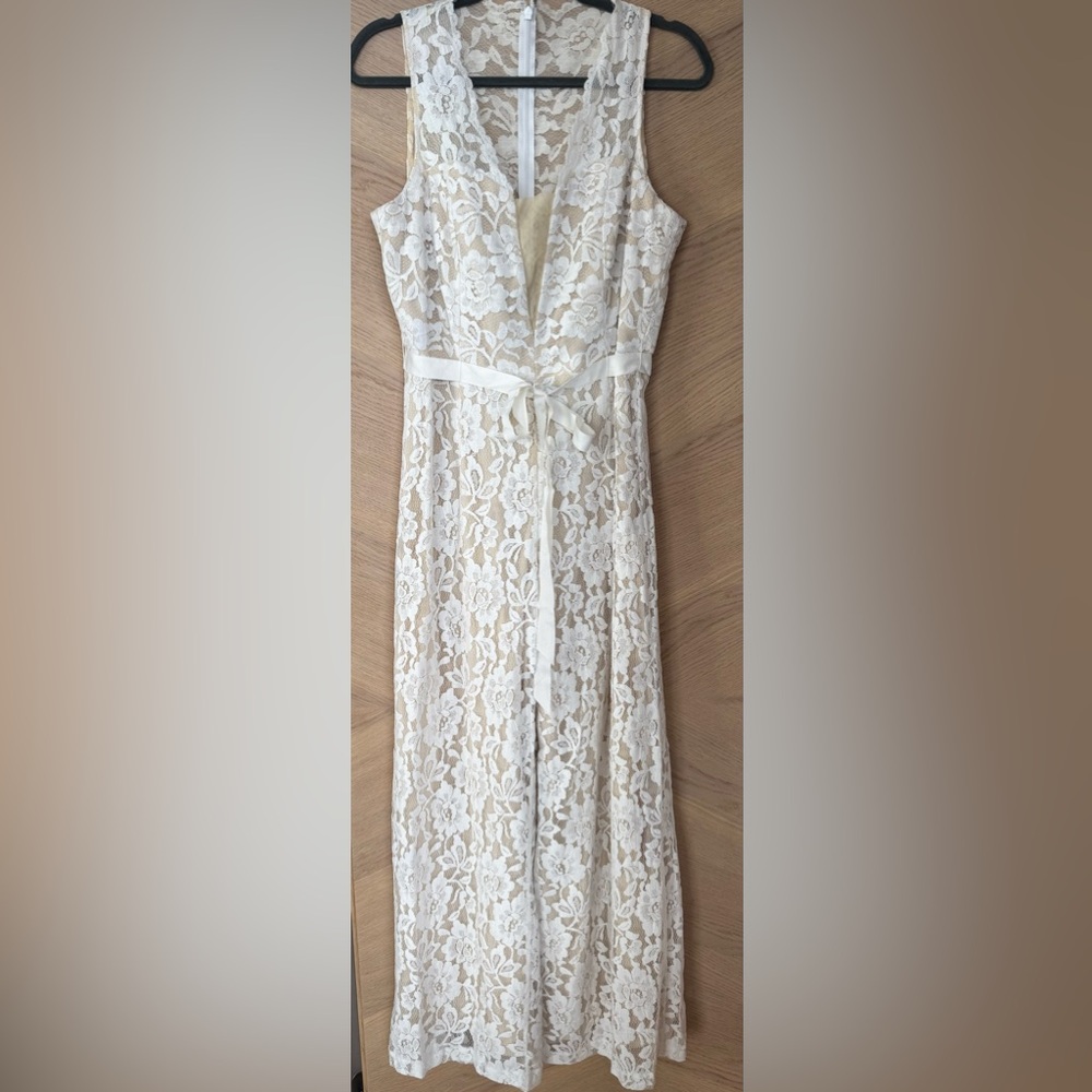 Marina Sleeveless Lace Jumpsuit Sleeveless. White/Nude. Back zip. Sz 12P.